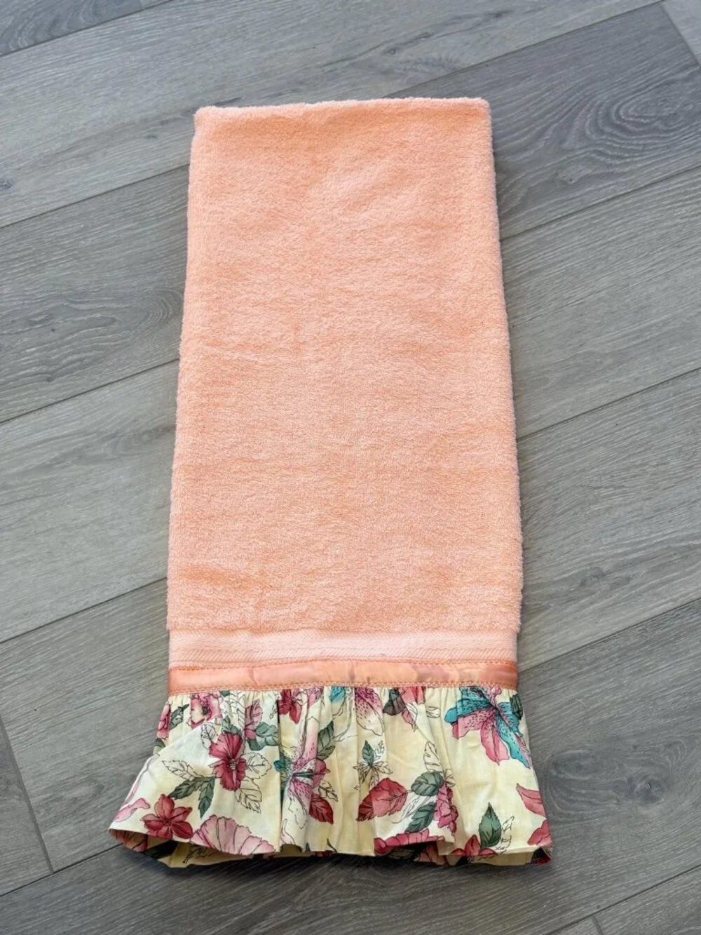 Vintage Cannon Bath Towel- Peach with Ruffle Floral Trim